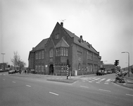 72524 Gezicht op de basisschool Dr. D. Visserschool (Vondellaan 32) te Utrecht, vanaf de Balijelaan; rechts de ingang ...